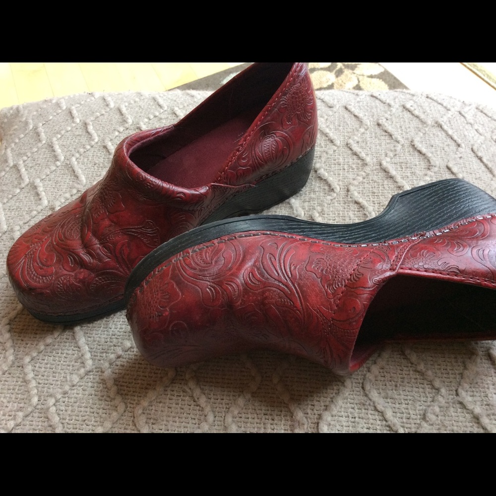 Bass clogs